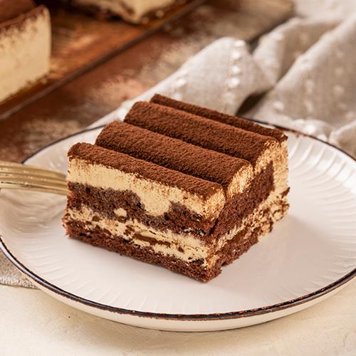 Tiramisu with chocolate sauce