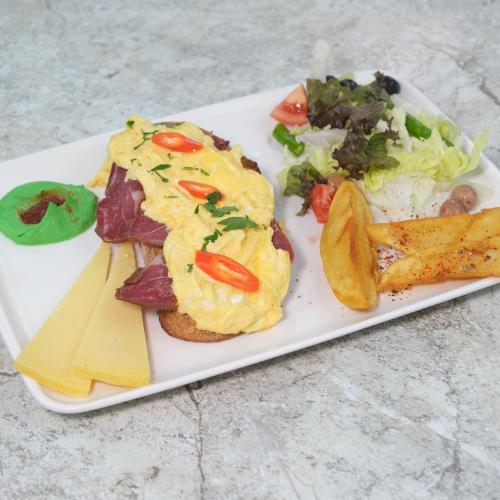 GURME KAHVALTI TABAĞI PASTIRMALI