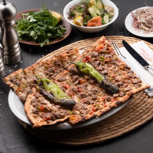 Pide with diced meat
