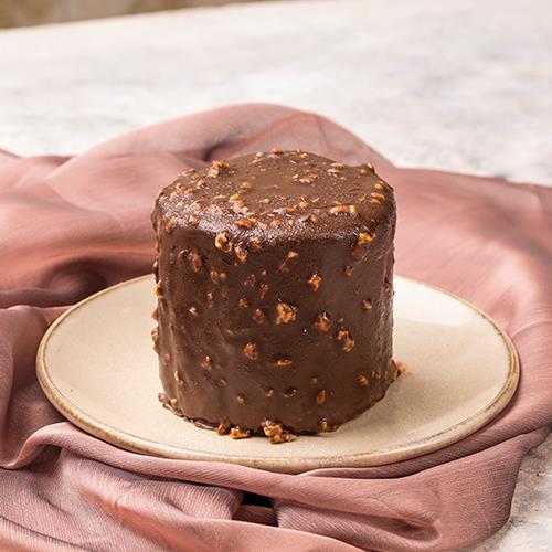 Croquant cake with chocolate sauce