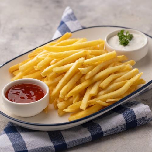 Fries with sweet chili sauce and yogurt dip