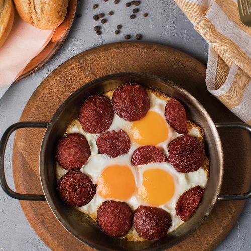 Pan-fried eggs with sucuk
