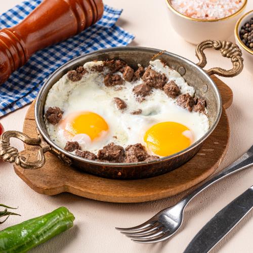 Pan-fried eggs with kavurma