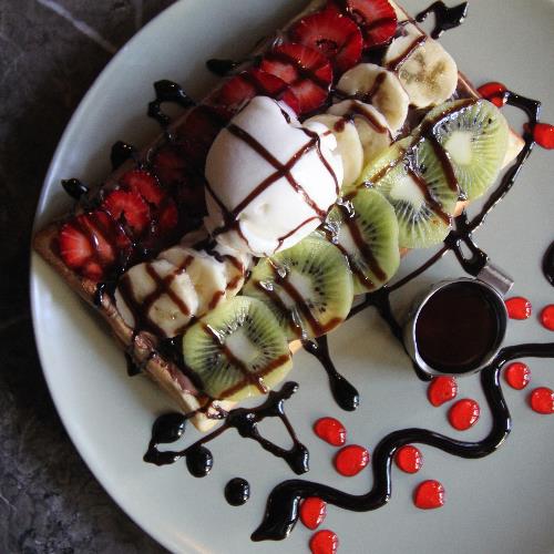 Waffle with seasonal fruits