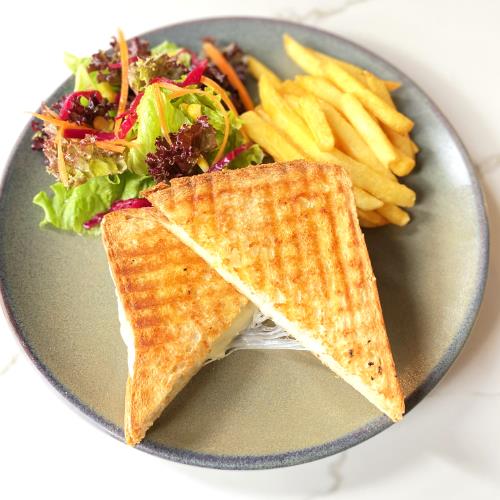 Toast with kaşar cheese