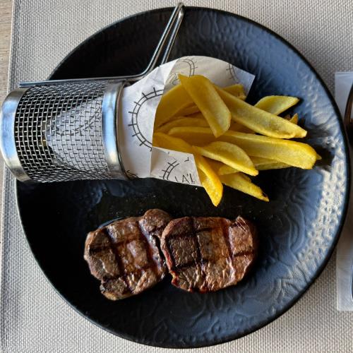 Kids beef lokum & fries