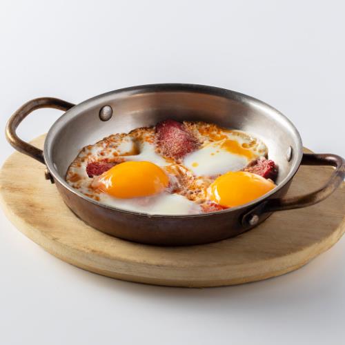 Fried eggs with sucuk