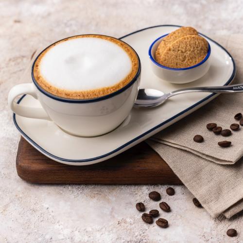 Cappuccino with cake or cookie
