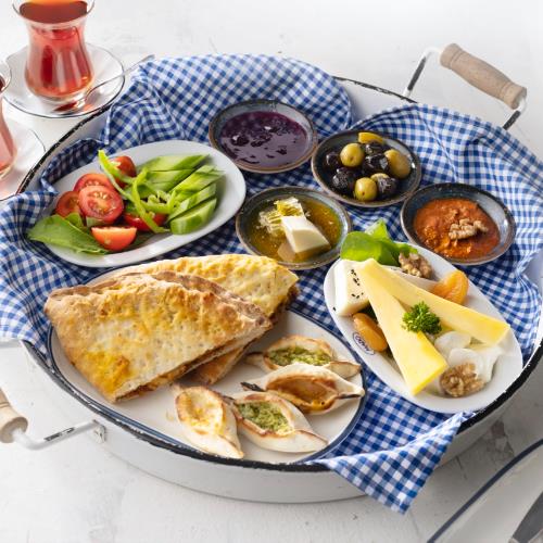 Pide Breakfast Platter